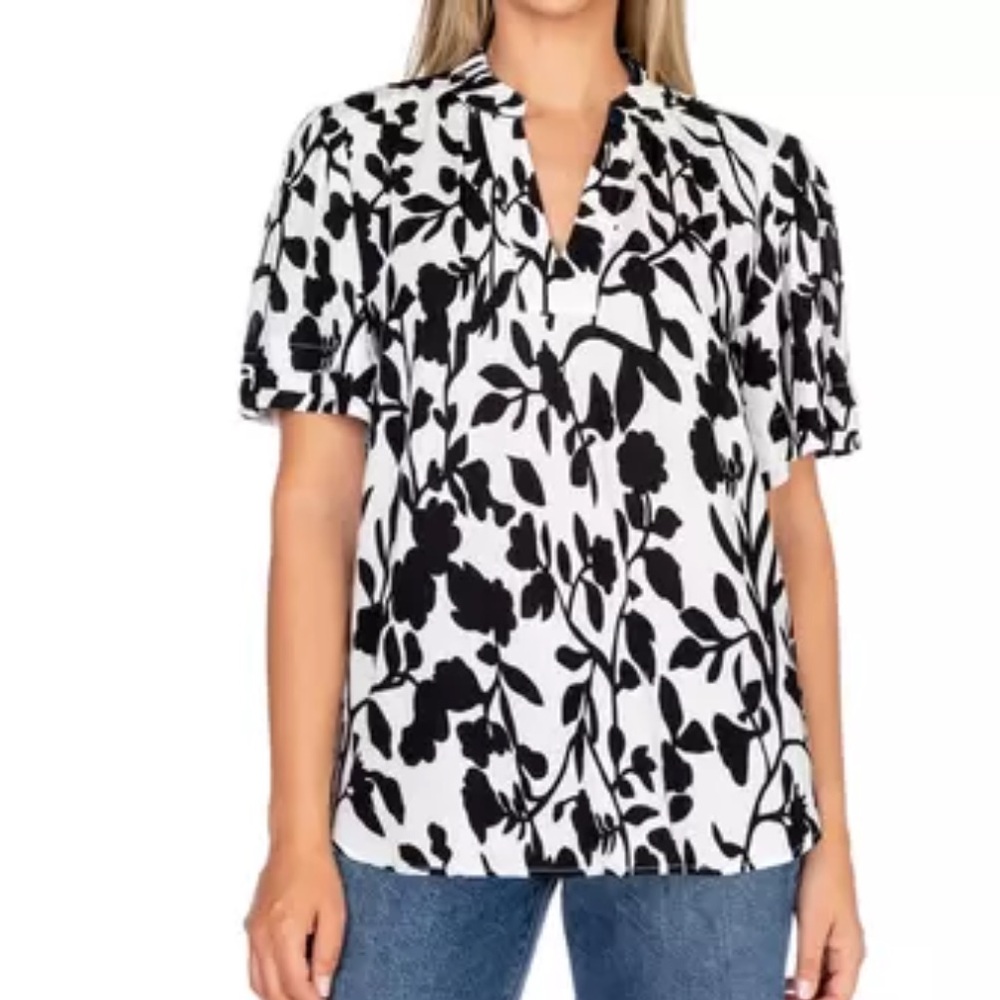 NWT Women’s Well Worn White & Black Small V-Neck Blouse